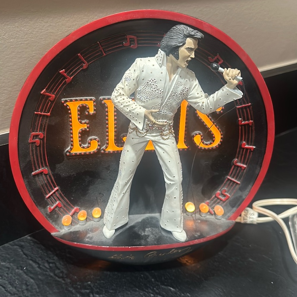Elvis In he Spotlight “On Stage in Hawaii” light up plate.